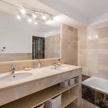 Elegant 5-bedroom Apartment- 1 Min Walk To The In Bahia De Holiday home *