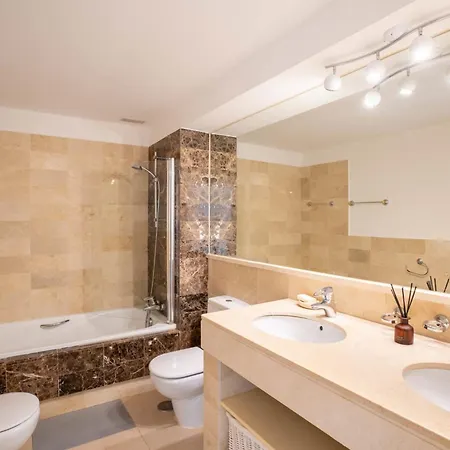 Elegant 5-bedroom Apartment- 1 Min Walk To The In Bahia De בית נופש *