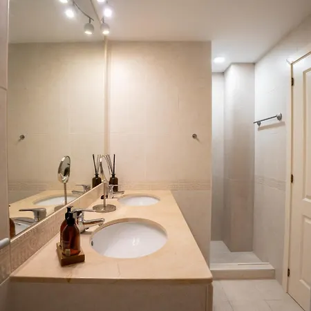 Elegant 5-bedroom Apartment- 1 Min Walk To The In Bahia De מארבלה