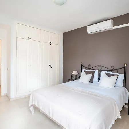 בית נופש Elegant 5-bedroom Apartment- 1 Min Walk To The In Bahia De מארבלה
