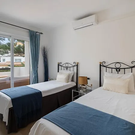 Elegant 5-bedroom Apartment- 1 Min Walk To The In Bahia De בית נופש