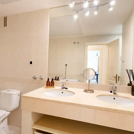 Elegant 5-bedroom Apartment- 1 Min Walk To The In Bahia De מארבלה