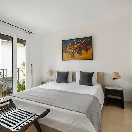 Elegant 5-bedroom Apartment- 1 Min Walk To The In Bahia De בית נופש
