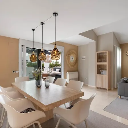 בית נופש Elegant 5-bedroom Apartment- 1 Min Walk To The In Bahia De
