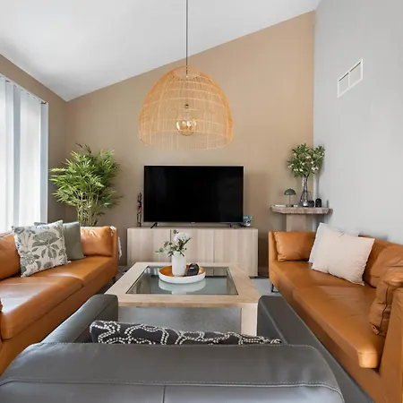 Elegant 5-bedroom Apartment- 1 Min Walk To The In Bahia De מארבלה