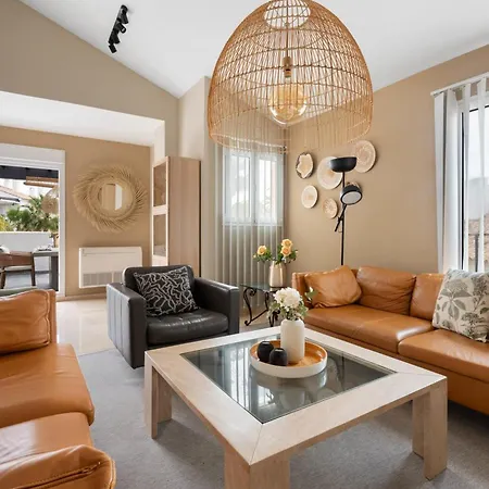 Elegant 5-bedroom Apartment- 1 Min Walk To The In Bahia De בית נופש