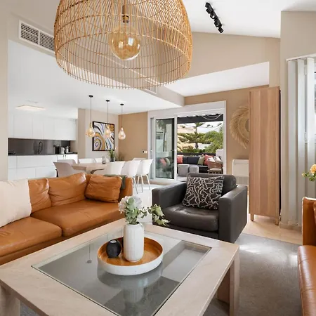 Elegant 5-bedroom Apartment- 1 Min Walk To The In Bahia De