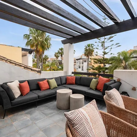 Elegant 5-bedroom Apartment- 1 Min Walk To The In Bahia De מארבלה